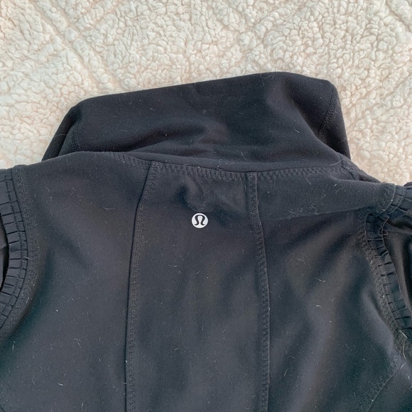 LULULEMON BLACK WOMANS MEDIUM RUFFLED WAIST ZIP UP. Gently loved - Picture 5 of 6